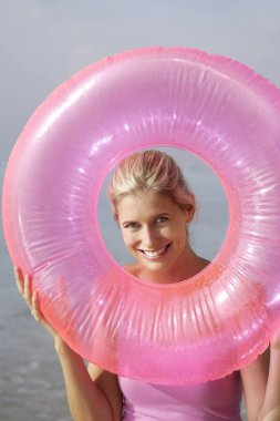 Genç sarışın kadın.