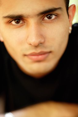 Adam kameraya bakıyor.