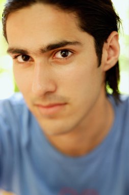 Adam kameraya bakıyor.