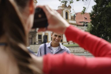 adam bir fotoğraf için poz