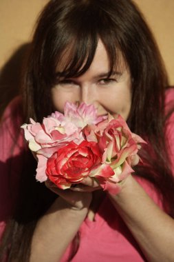 çiçekler bir grup kadınla.