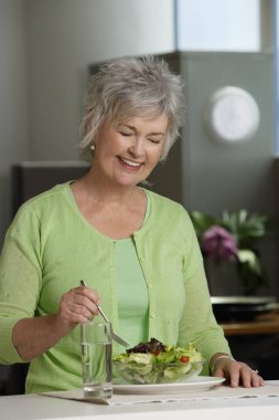 Olgun kadın salata yemek
