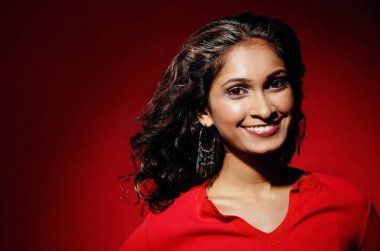 Kameraya bakan kadın.