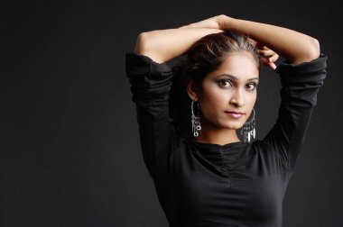 Kafasında elleri olan kadın.