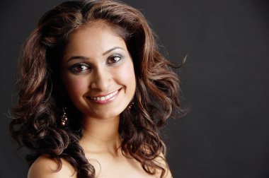 Kameraya bakan kadın.