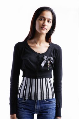 Beyaz arka plan üzerinde duran kadın