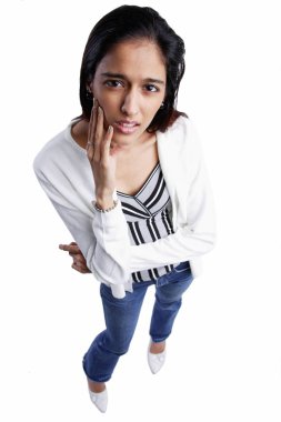 kadın beyaz bir arka plana dayanır