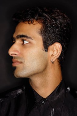 Adam başka tarafa bakıyor. 