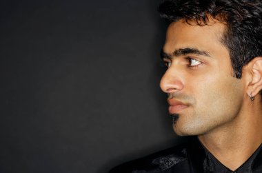 Adam başka tarafa bakıyor.