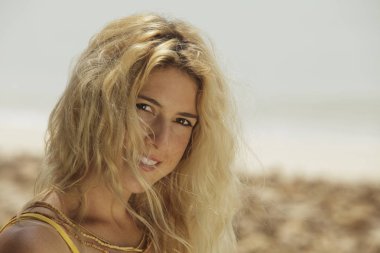 Genç sarışın kadın.