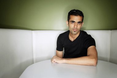 Cep telefonuna bakan adam.