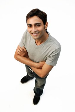 Genç adam kameraya bakıyor.