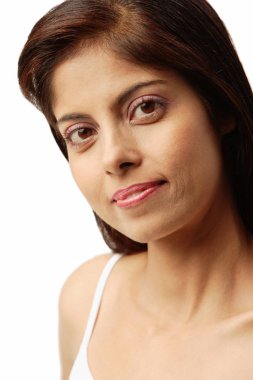 Kameraya bakan kadın.