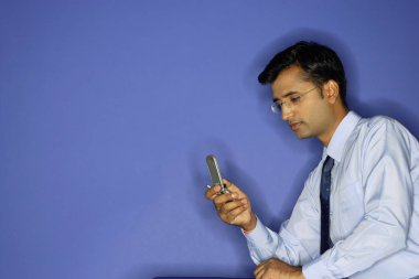 Cep telefonu kullanan adam
