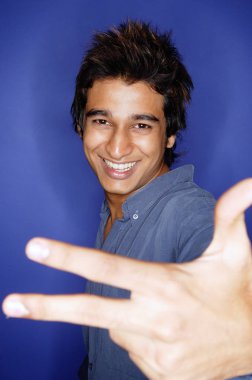 adam el işareti yapmak