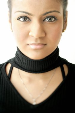 Siyah giyimli genç kadın