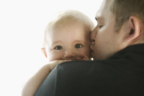 Vader houdt baby — Stockfoto