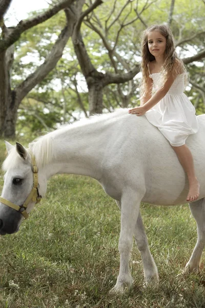 Jovem menina equitação bareback no pônei — Fotografia de Stock
