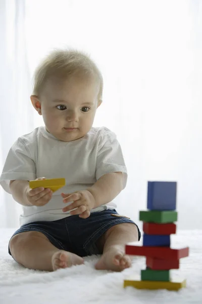 Bambino che gioca con giocattolo — Foto Stock