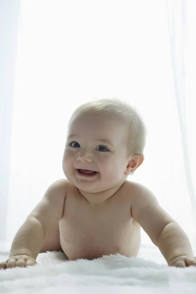 Sorridente bambino nudo — Foto Stock