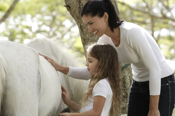 Madre e hija con caballo — Foto de Stock