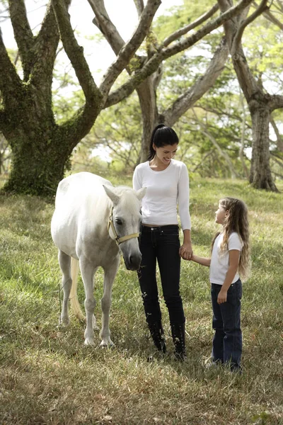 Madre e hija con caballo — Foto de Stock