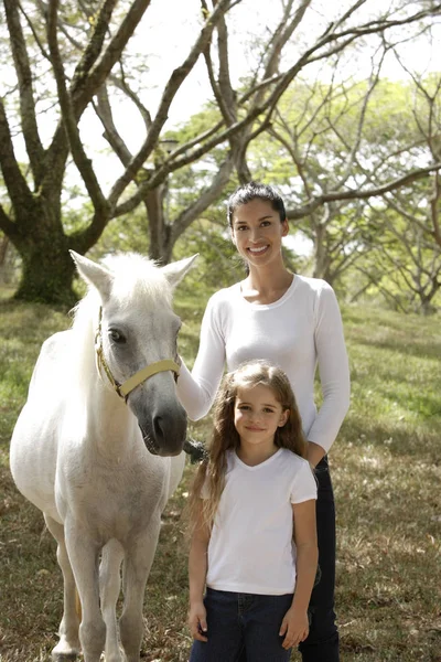 Madre e hija con caballo — Foto de Stock