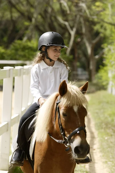 Young girl riding horse — Stock Photo, Image