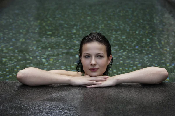 Donna che riposa mento sulle mani — Foto Stock