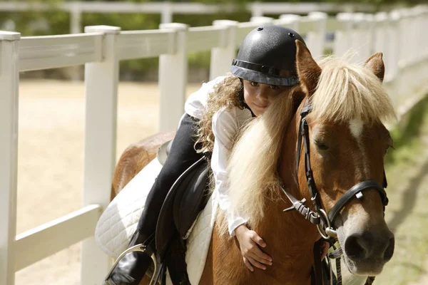 Joven chica a caballo — Foto de Stock