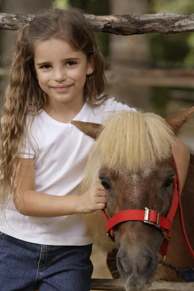 Chica joven con Shetland pony — Foto de Stock