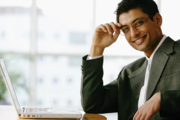 Hombre usando ordenador portátil —  Fotos de Stock