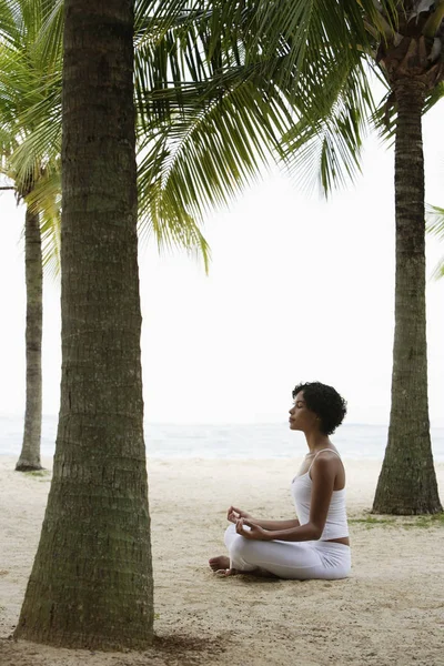 Mujer haciendo yoga en la playa — Foto de Stock