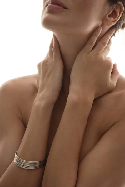 Верхняя часть тела женщины, касающаяся ее шеи — стоковое фото