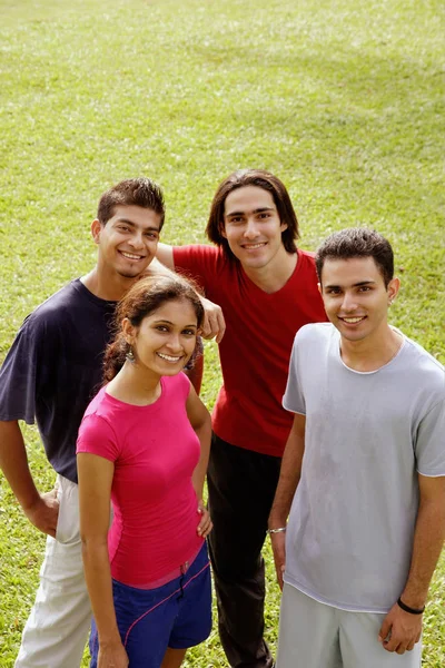 Genç yetişkinler birlikte ayakta — Stok fotoğraf