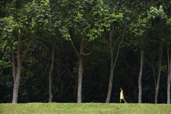 Vrouw lopen in gele jurk — Stockfoto