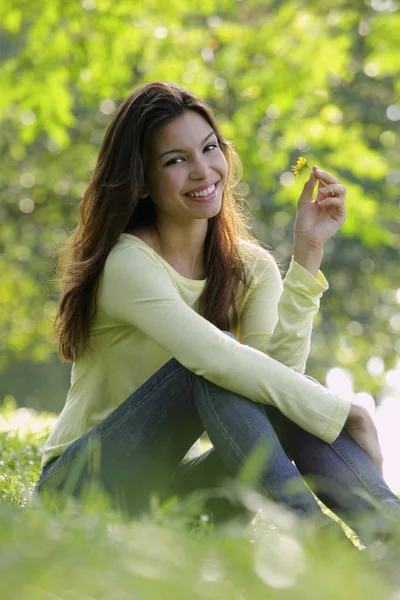 Mujer joven sentada en la hierba — Foto de Stock