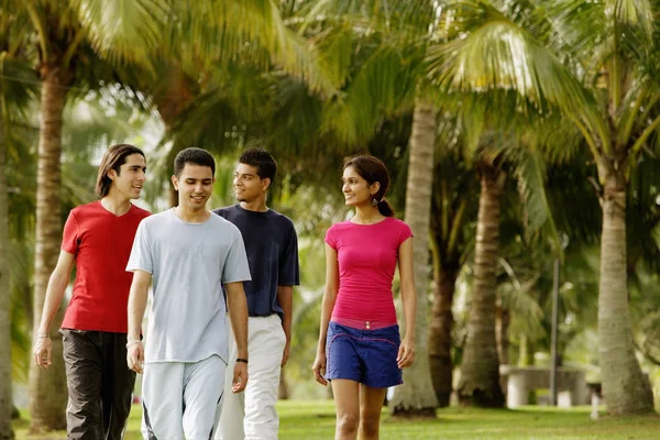 Grupo de jovens adultos — Fotografia de Stock