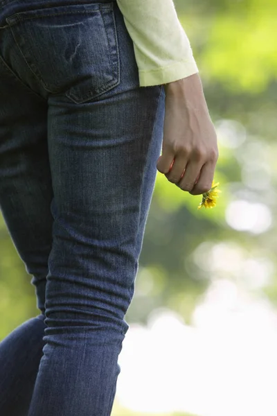 Vista posterior de la mujer que usa jeans —  Fotos de Stock