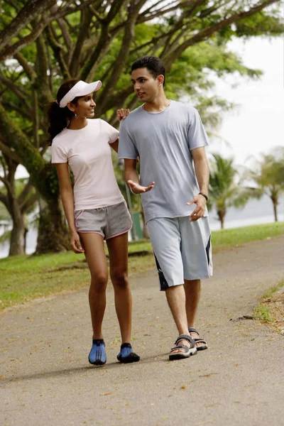 Paar lopen naast elkaar — Stockfoto