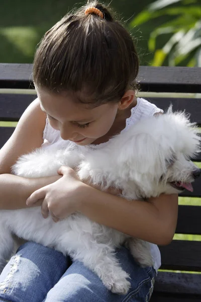 Fille avec chiot en plein air — Photo