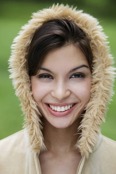 Kopfschuss einer lächelnden jungen Frau — Stockfoto