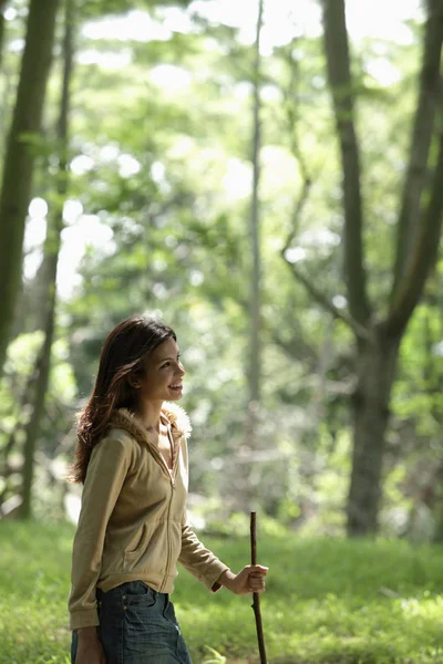 Vrouw lopen tussen de bomen — Stockfoto