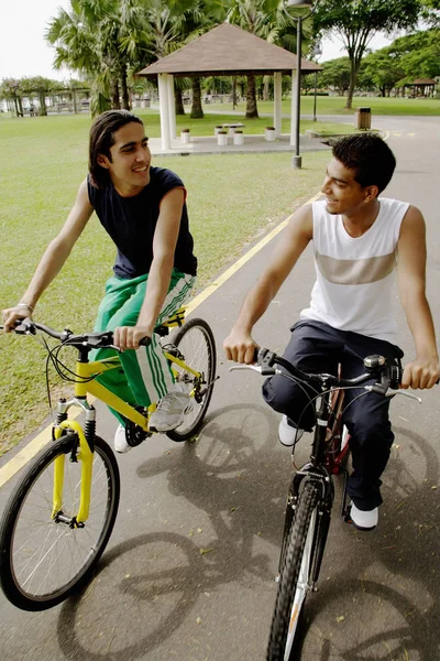 İki genç adam Bisiklete binme — Stok fotoğraf