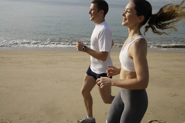 Couple running on beach — Stock Photo, Image