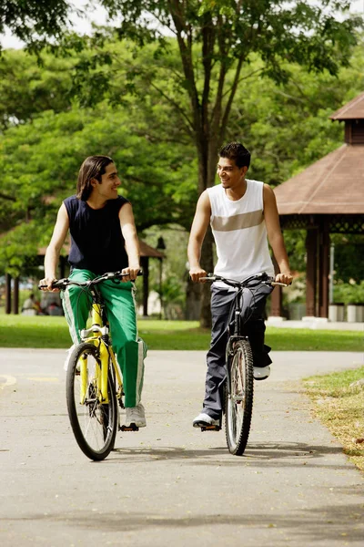 Amici in bicicletta fianco a fianco — Foto Stock