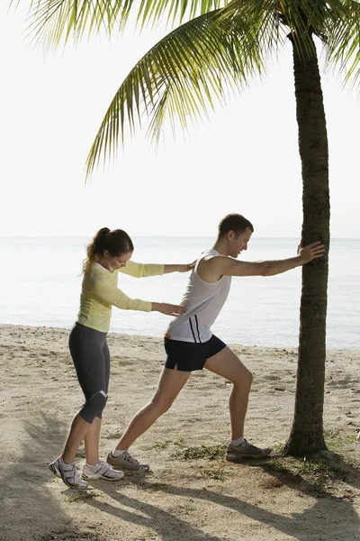 Couple stretching before run — Stock Photo, Image