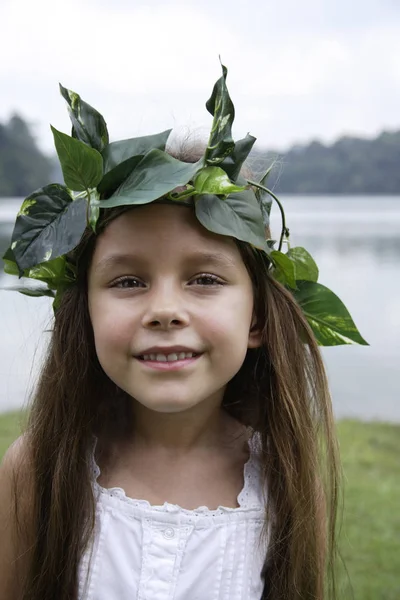 Chica con hojas corona — Foto de Stock