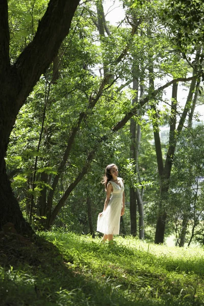 Mujer joven vistiendo vestido blanco — Foto de Stock