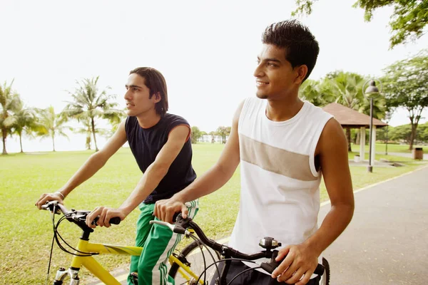 Due giovani in bicicletta — Foto Stock